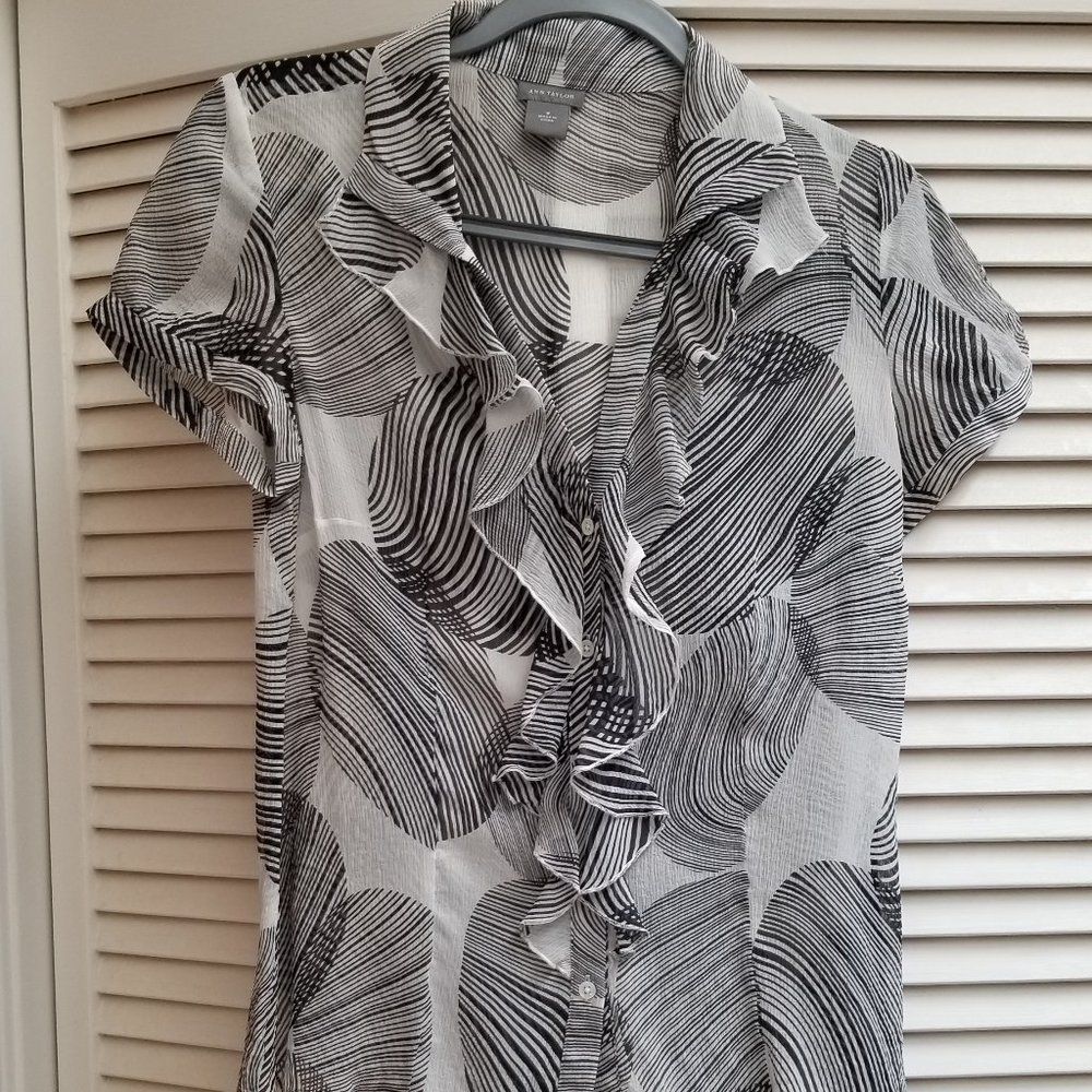 Ann Taylor sheer short sleeved blouse -Sz 8
